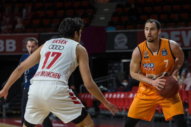 张玉宁：本场比第一场身体调动得更好 大家防守也很积极 单刀还需要进步